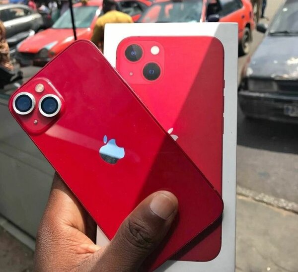 iPhone 13 simple rouge