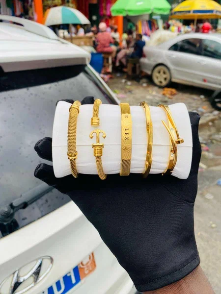 Bracelets élégants dorés