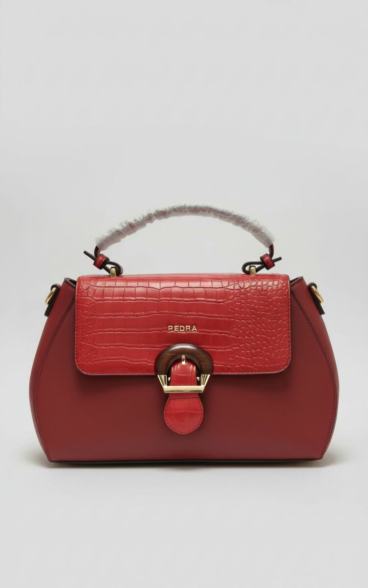 Sac à main en cuir rouge chic