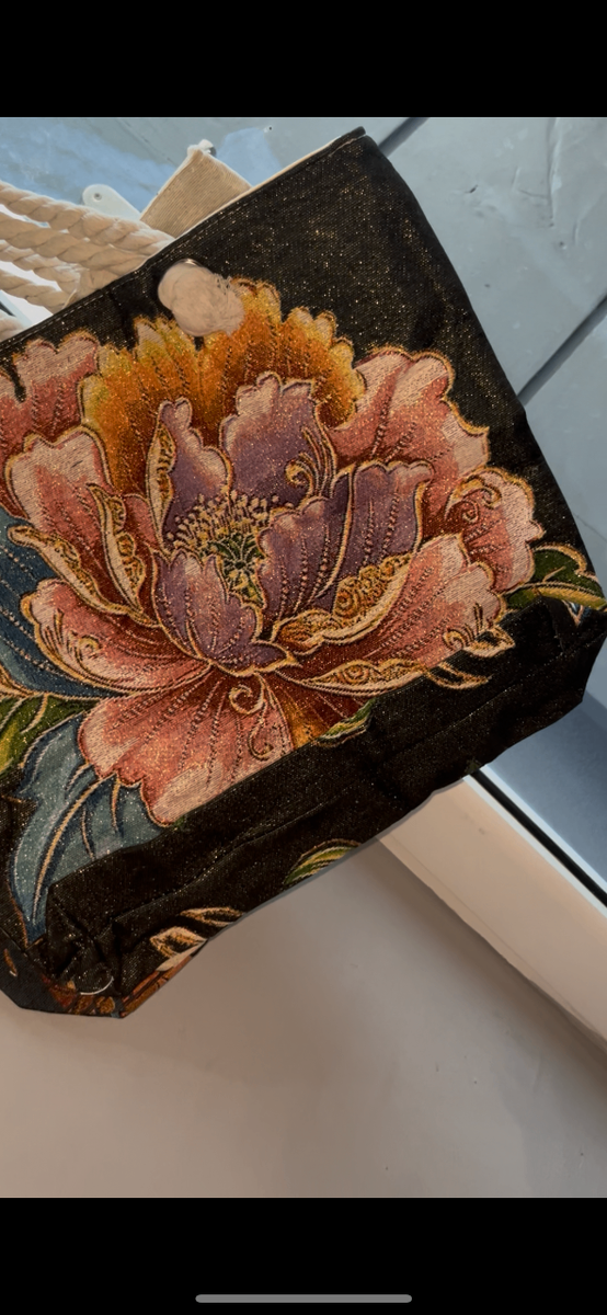 Sac élégant à fleurs brodées