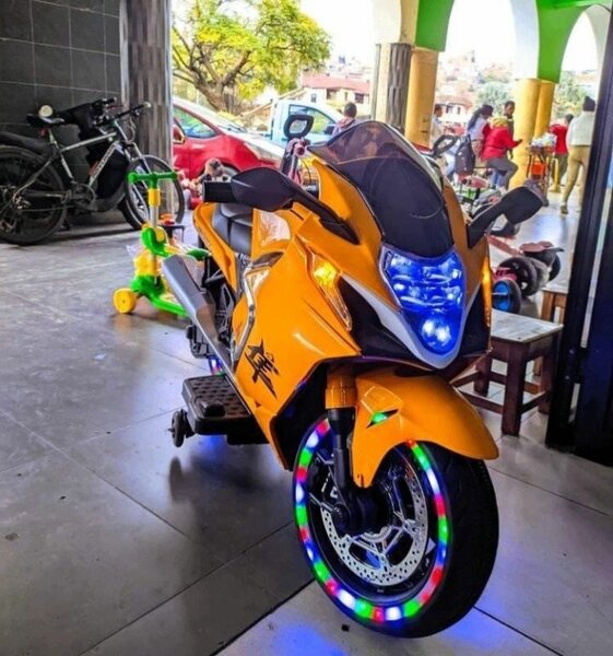 Moto sportive jaune LED