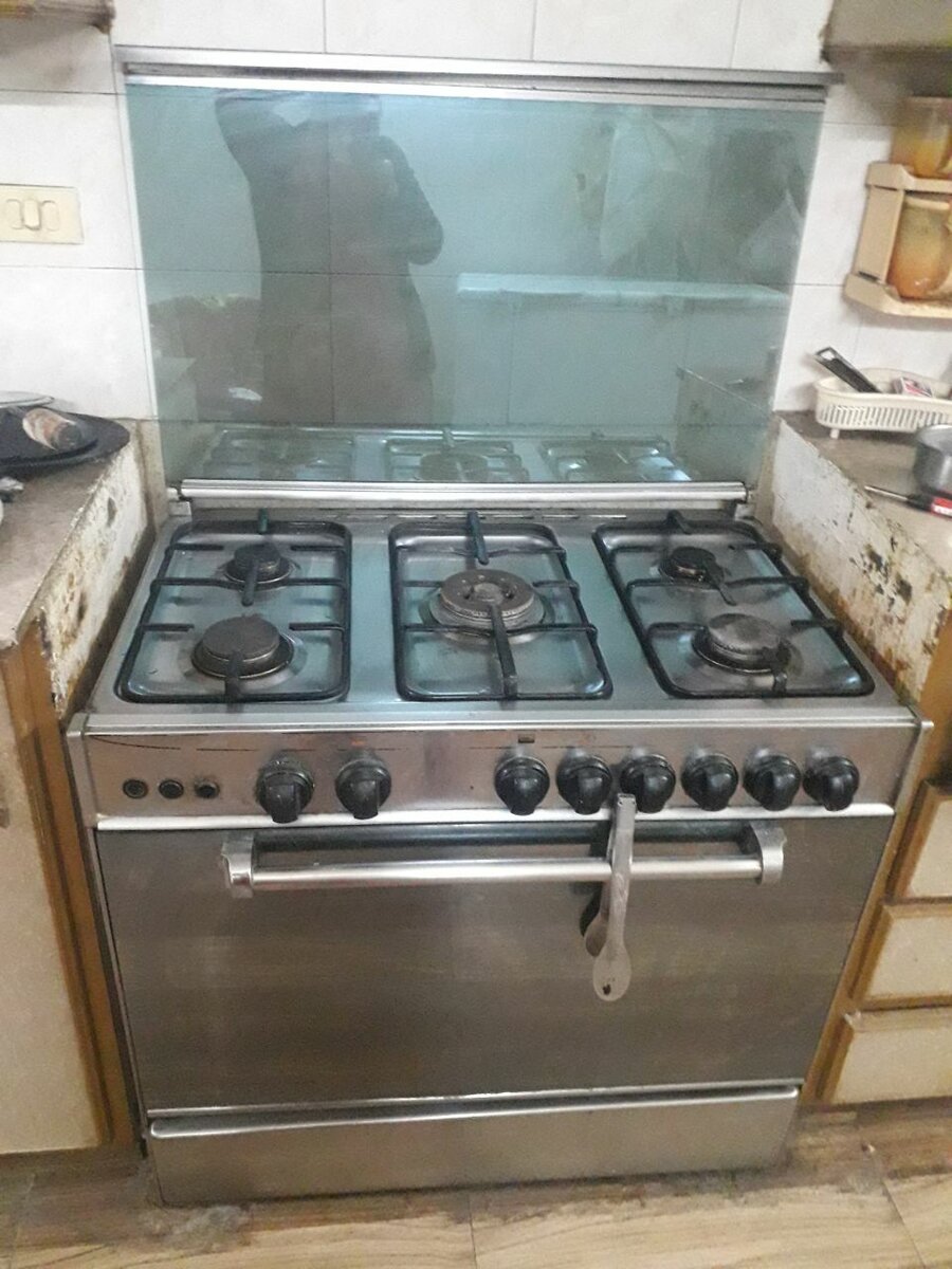 Cooking range with oven