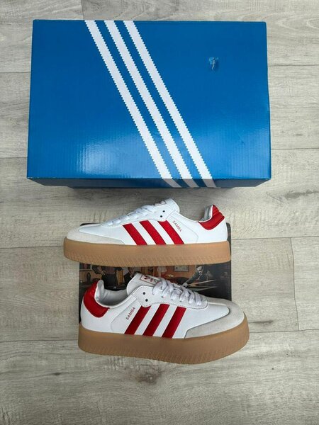 Baskets blanches à bandes rouges