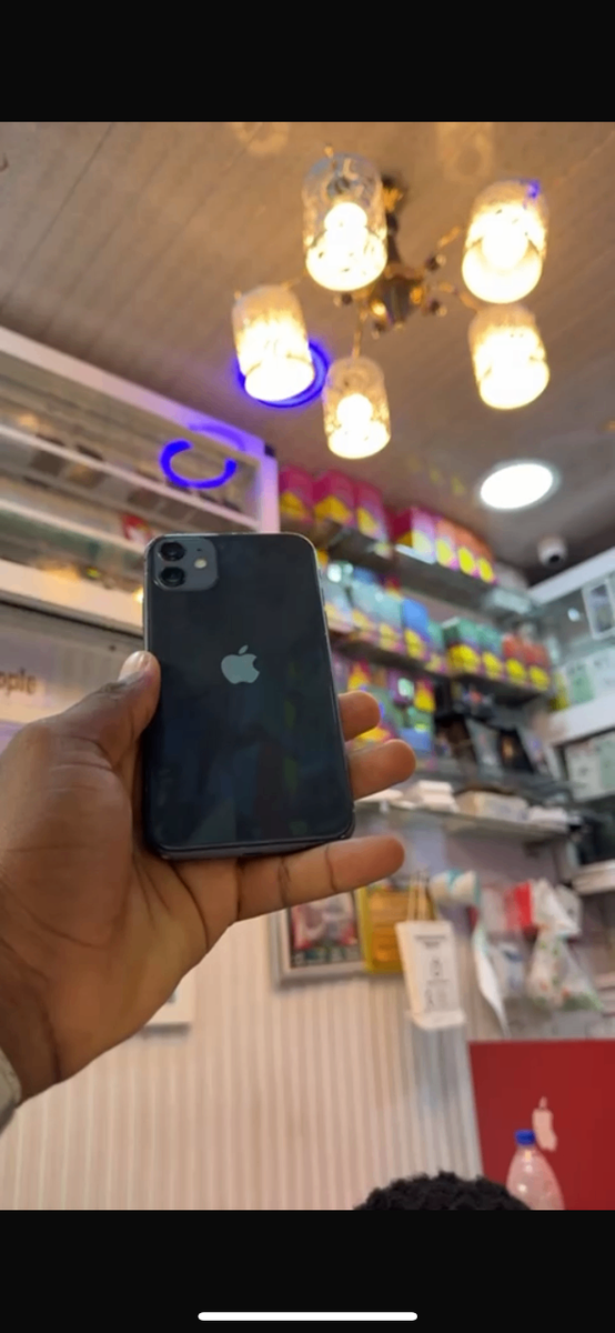 iPhone 11 Jaune et Noir