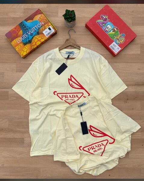 T-shirts Prada avec logo rouge