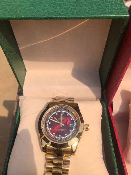 Montre de luxe dorée élégante