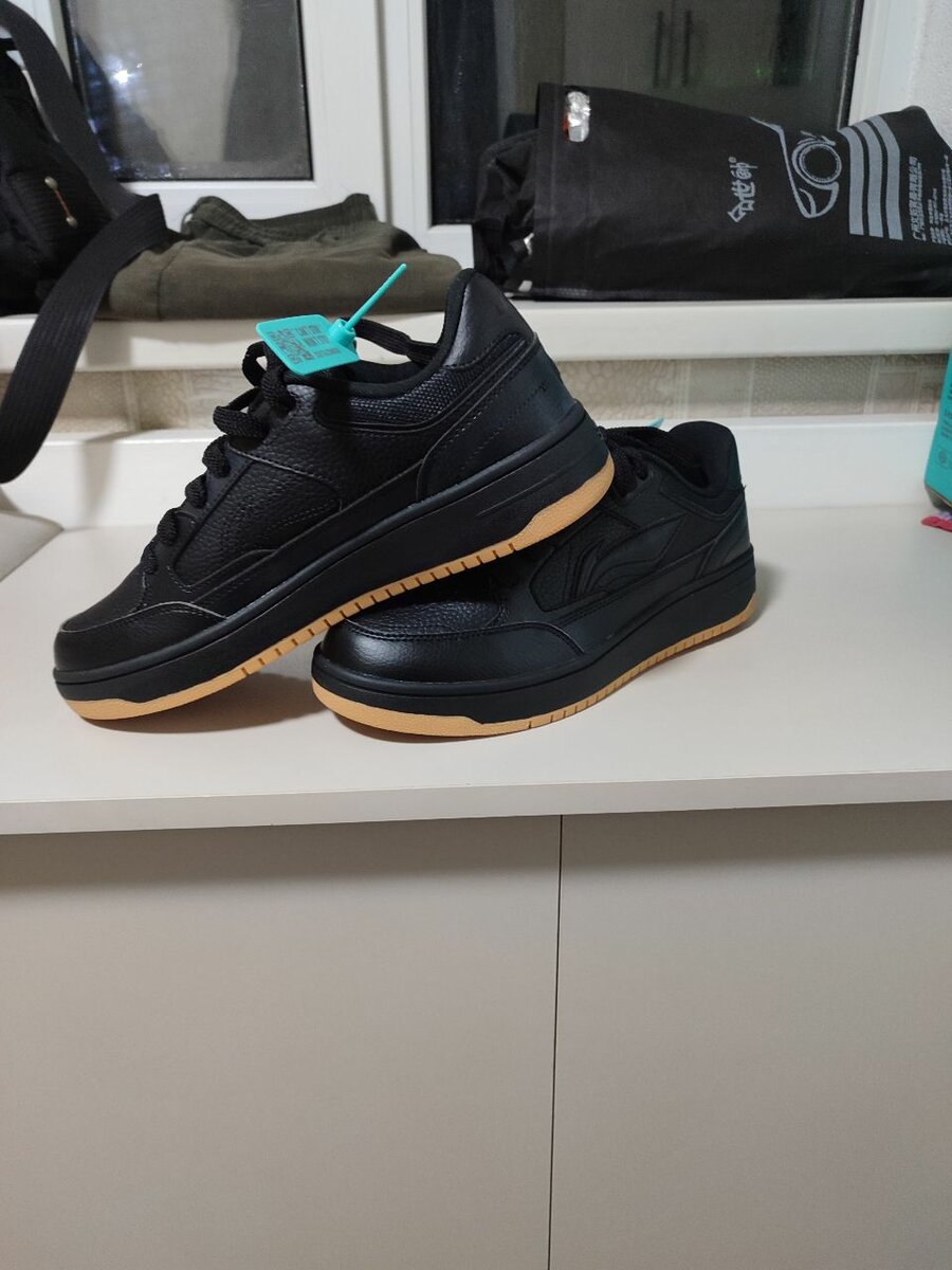 Продаю новые  оригинальные кроссовки Li ning, размер 42.