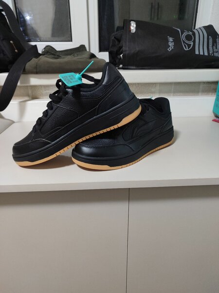 Продаю новые  оригинальные кроссовки Li ning, размер 42.