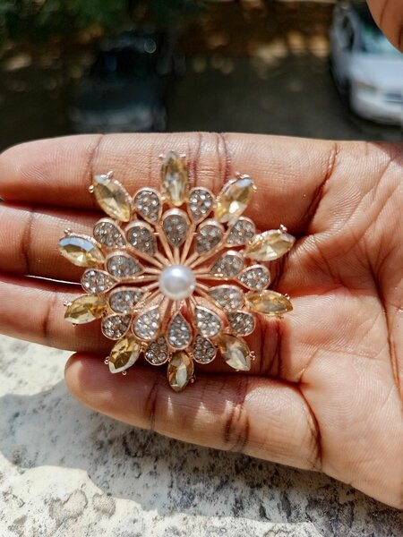 Elegant brooch