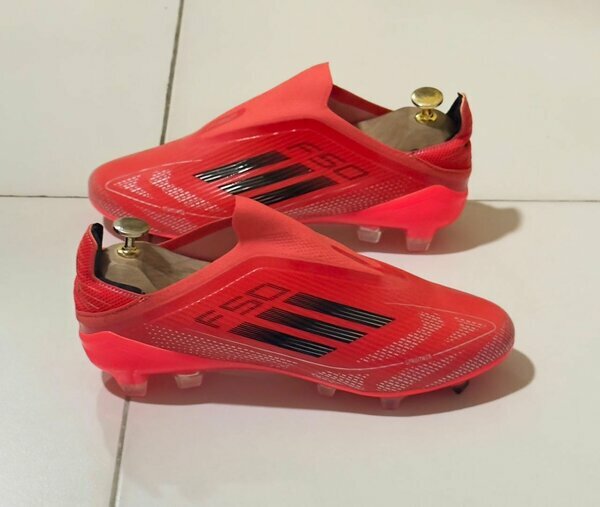 Chaussures football rouges/noires F50