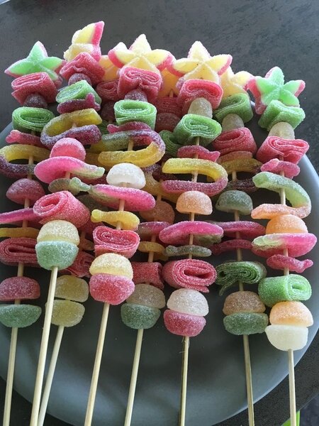 Brochettes de bonbons colorés