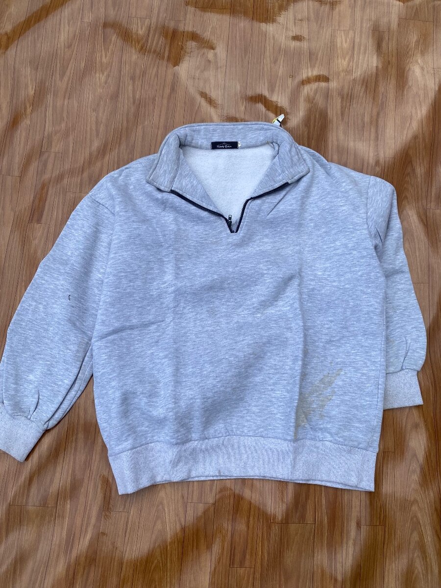 Ash sweatshirt with black zipp