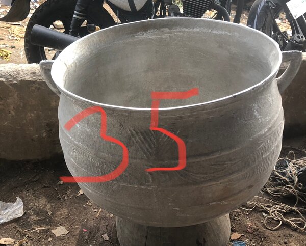 Grand chaudron en métal