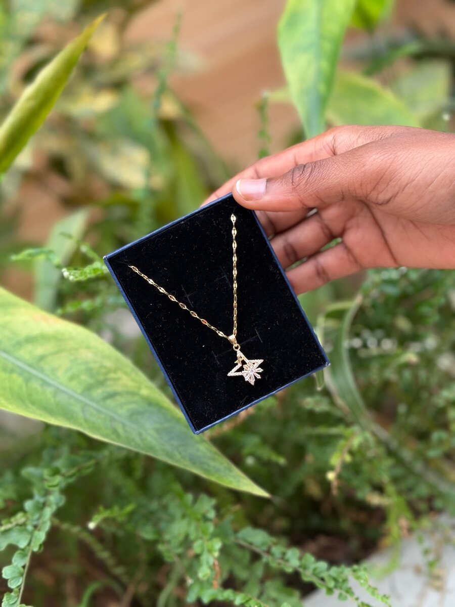 Collier Pendentif Doré Élégant