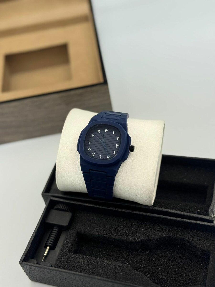 Montres élégantes colorées