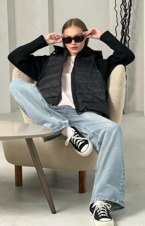 Красивая женская черная куртка