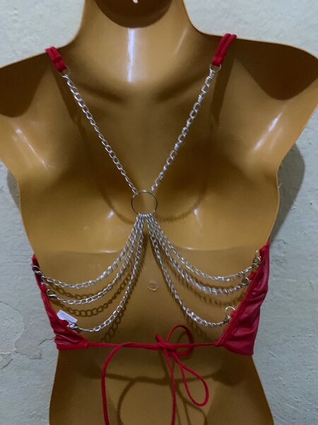 Top rouge sexy avec chaînes