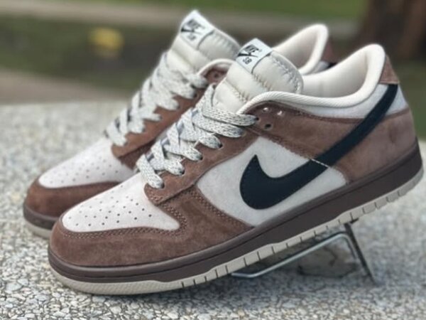 Nike sneakers brown 