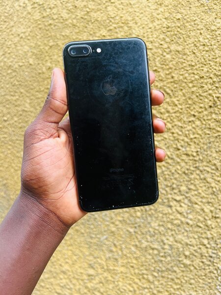 IPHONE 7 plus jet black 128 G