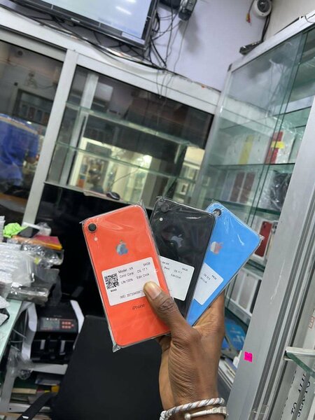 Iphone xr capacité 64 gigas casi neuf batterie 100 pourcent