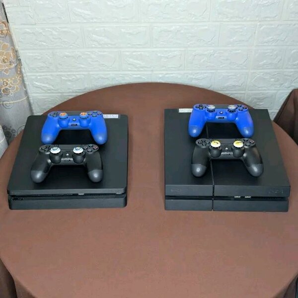 Console PS4 avec deux manettes