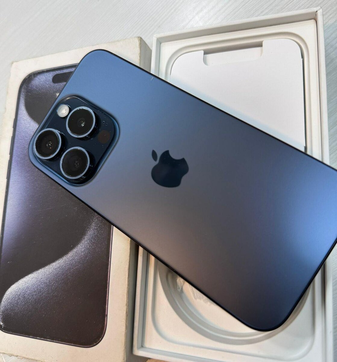 iPhone 15 Pro 128go CE quasi neuf avec son carton