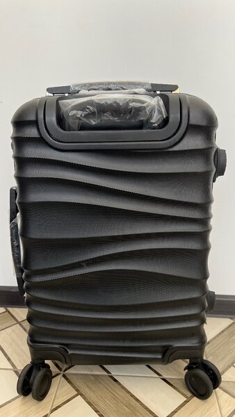 Продаю чемодан новый