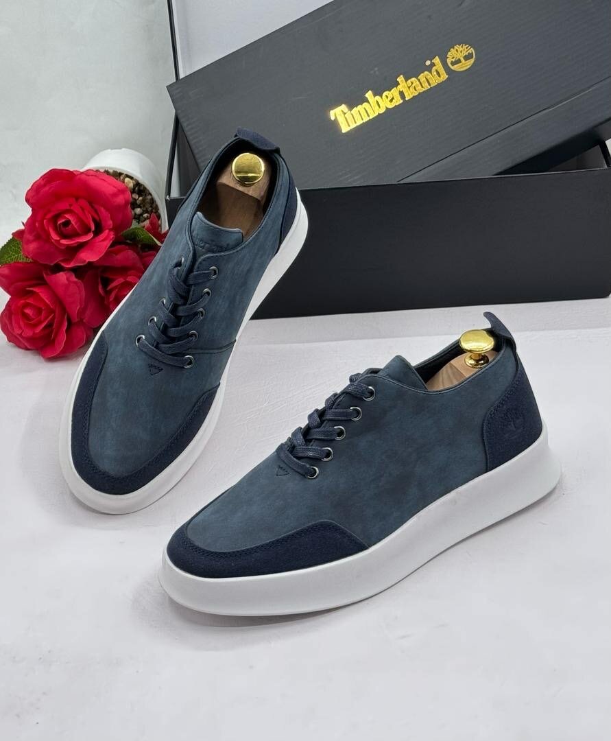 TIMBERLAND NAVY AND WHITE