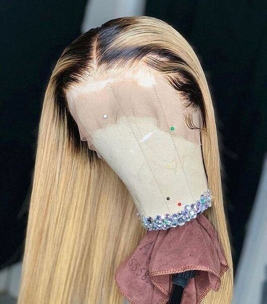 Perruque en dentelle blonde