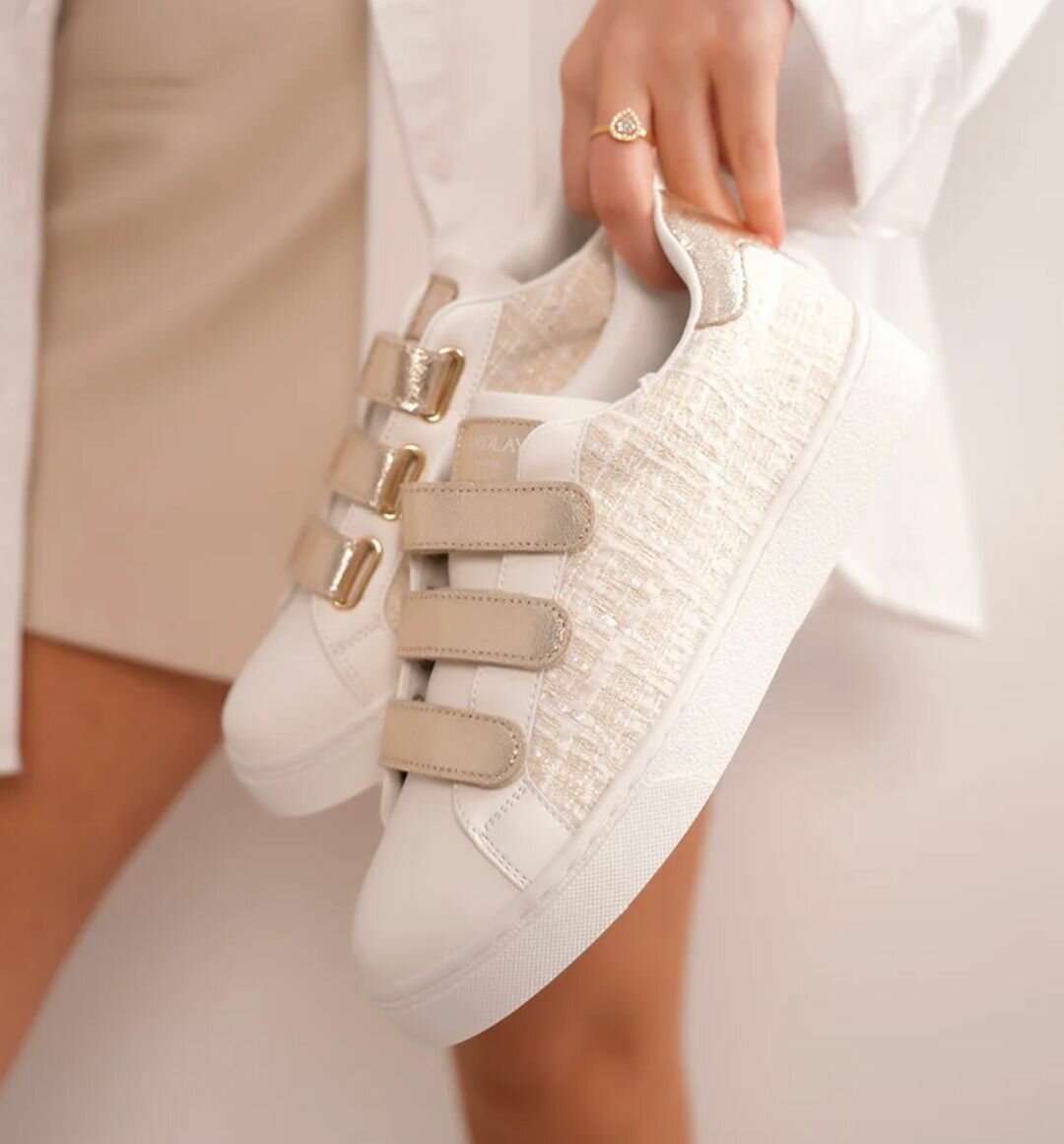 Baskets élégantes en cuir doré