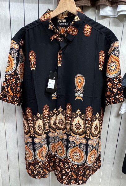 Chemise à motifs colorés