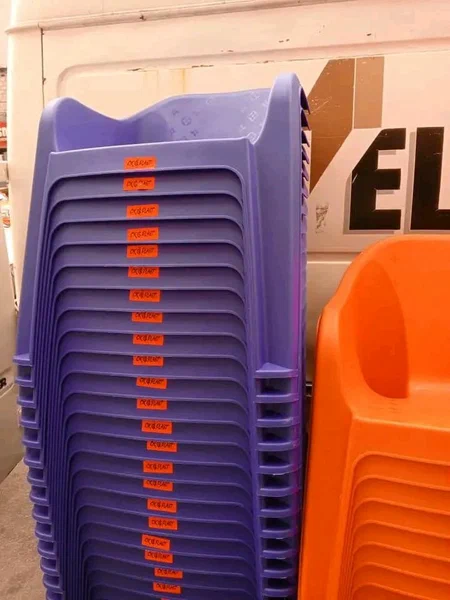 Chaises en plastique empilables