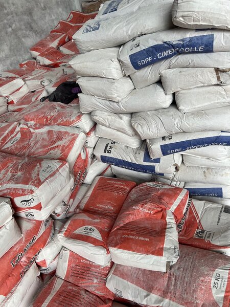 Platre et colle à carreaux