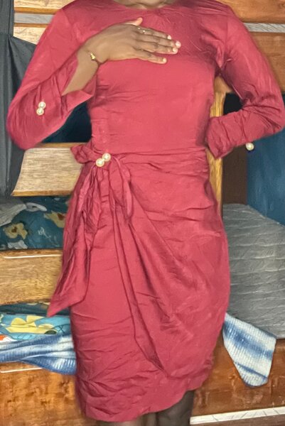 Robe élégante rouge midi