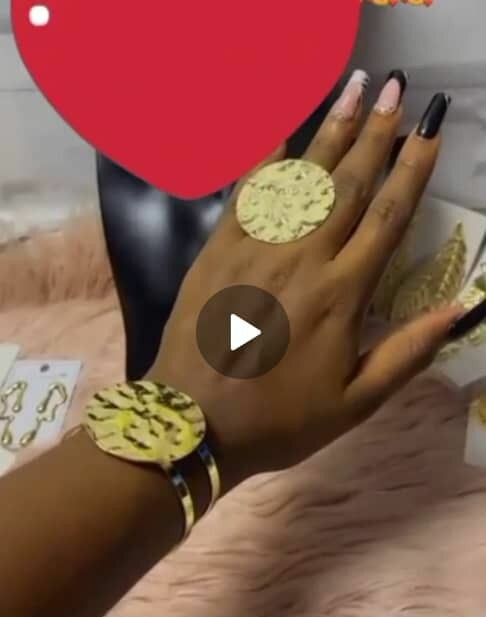 Ensemble de Bijoux Dorés Élégants