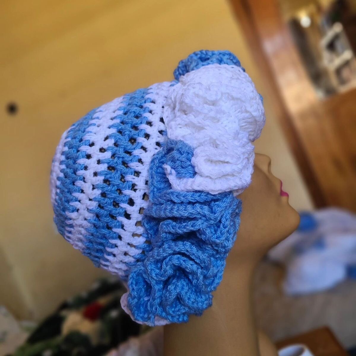 Chapeau crocheté fleuri