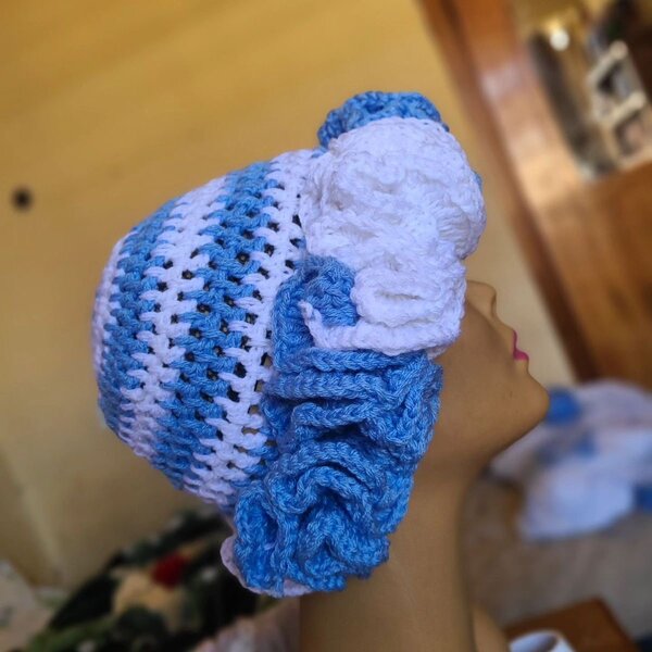 Chapeau crocheté fleuri