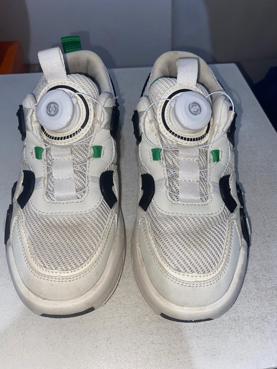 белые спортивные кроссовки