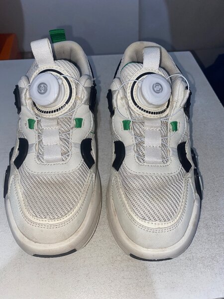 белые спортивные кроссовки