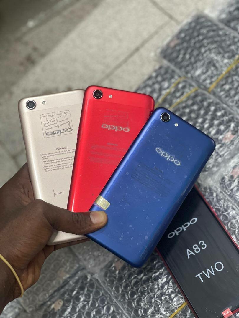 Smartphone Oppo A83 couleurs vives