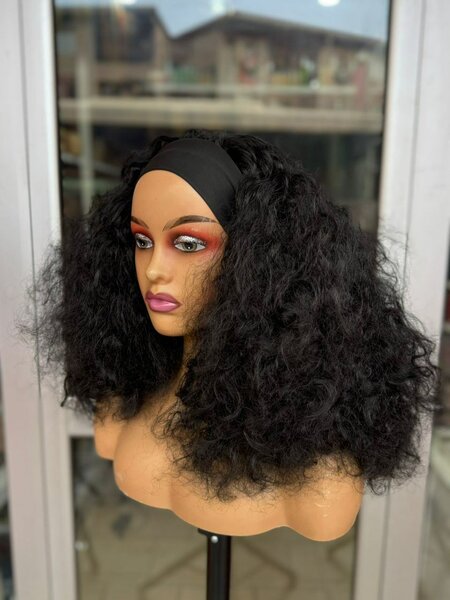 Perruque mi-longue bouclée