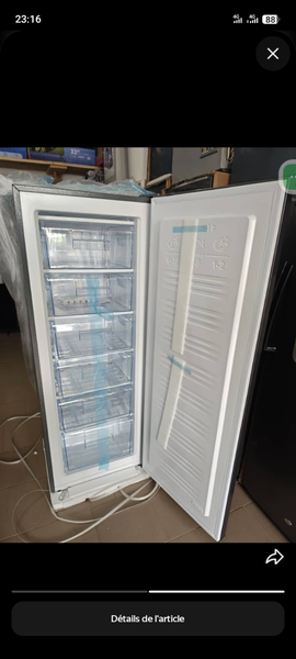 Congélateur vertical moderne