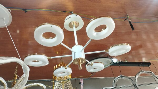 Lustre moderne LED doré