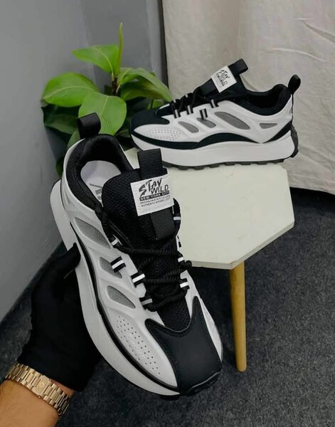 Baskets noires et blanches tendance