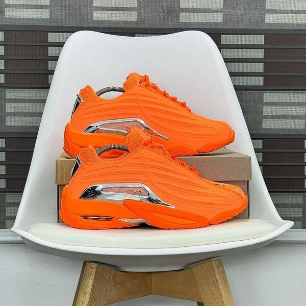 Baskets orange futuristes