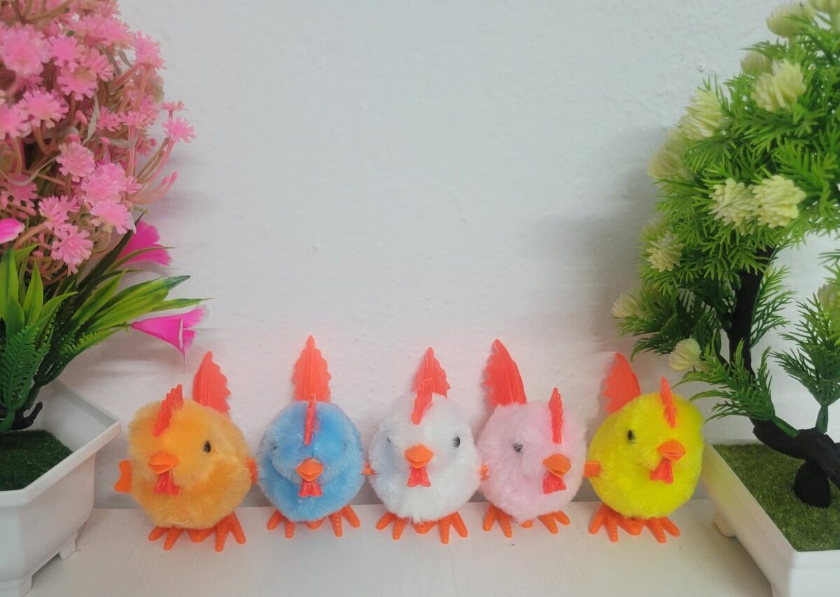 Poussin en mouvement, jouet amusant, sautant, marchant