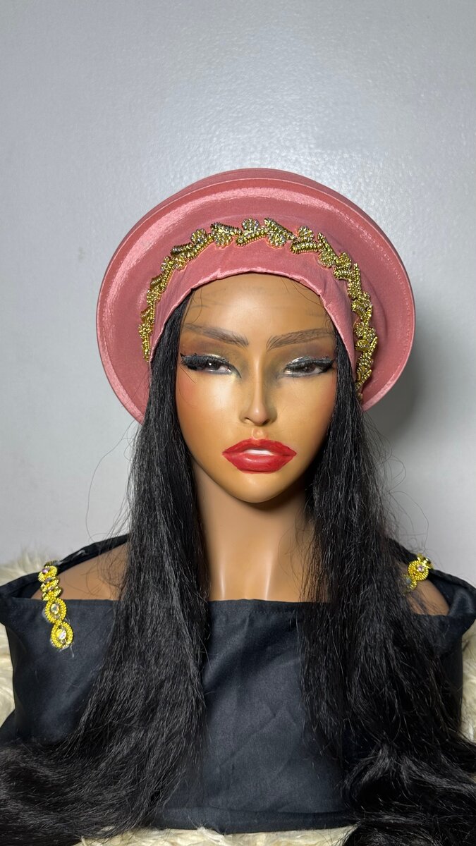 Chapeau en satin brodé élégant