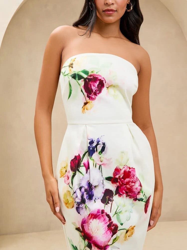 Robe blanche, imprimée fleuri