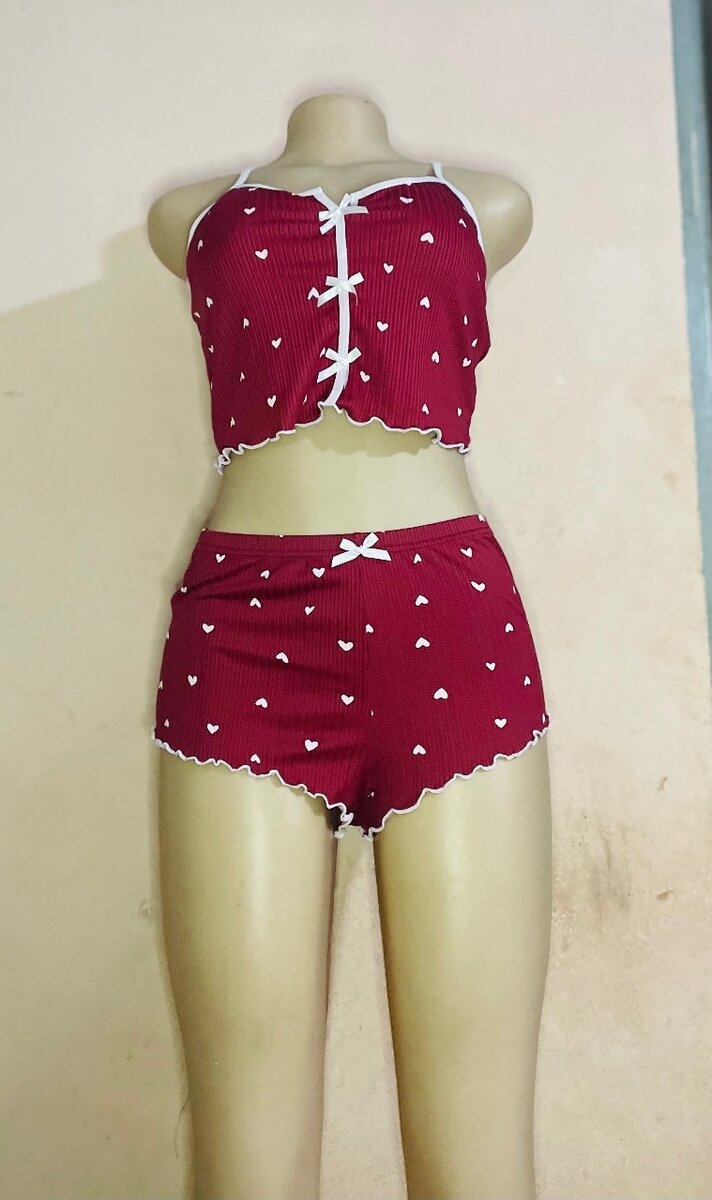 Pyjama court rouge à motifs cœur