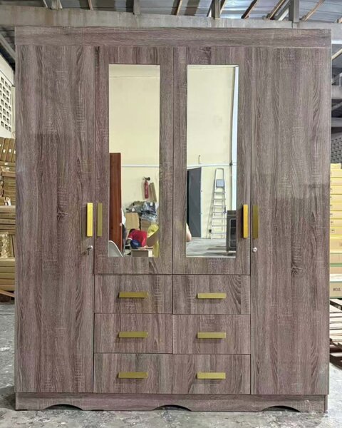 Armoire en bois avec miroir